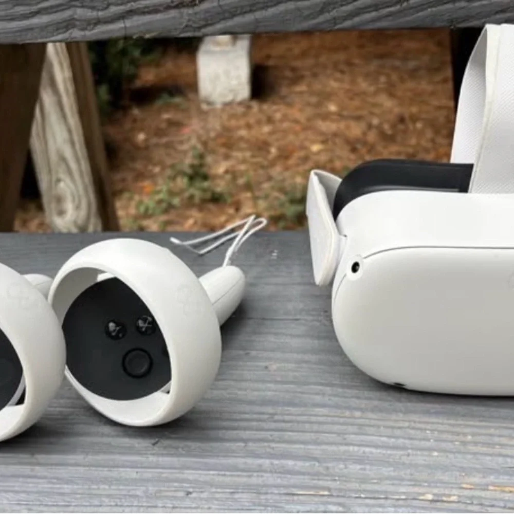 Oculus Quest 2 White Standalone VR Headset with White Controllers